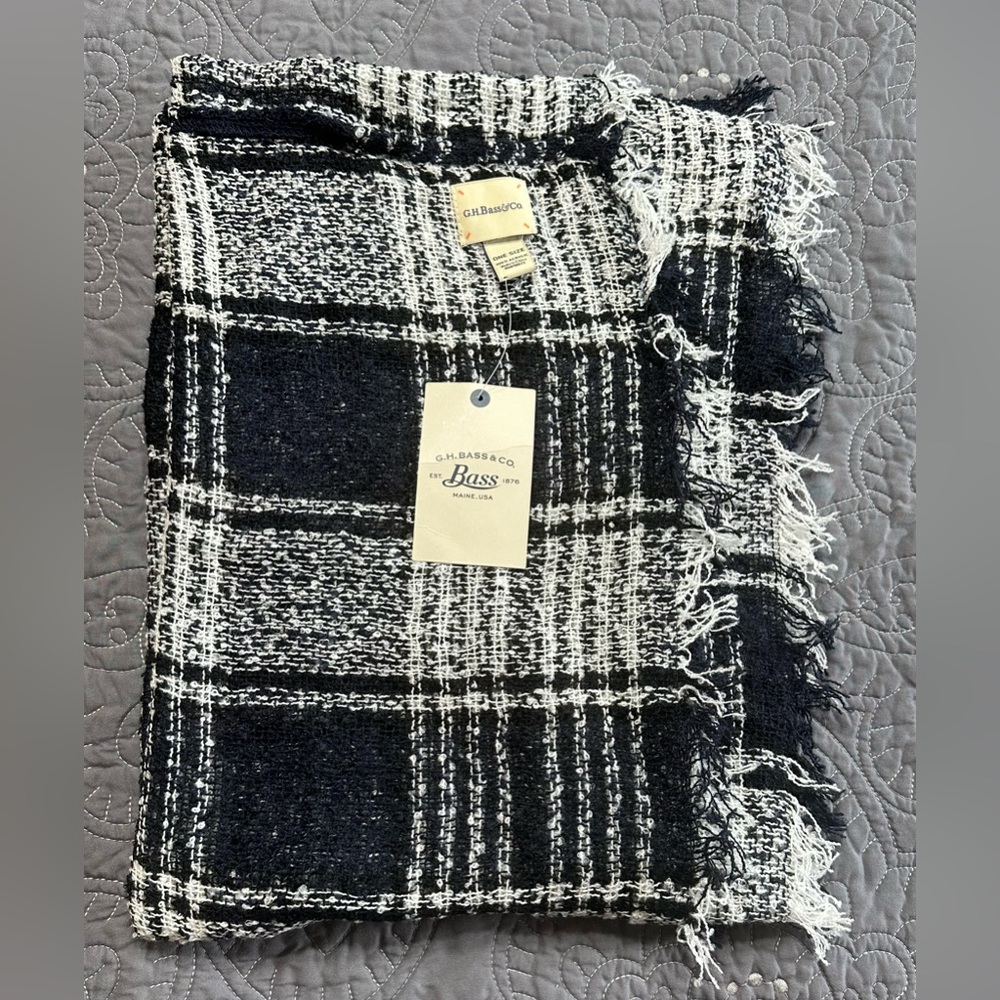 G.H. Bass & Co Women’s Navy/White/Black Plaid Woven Scarf NWT